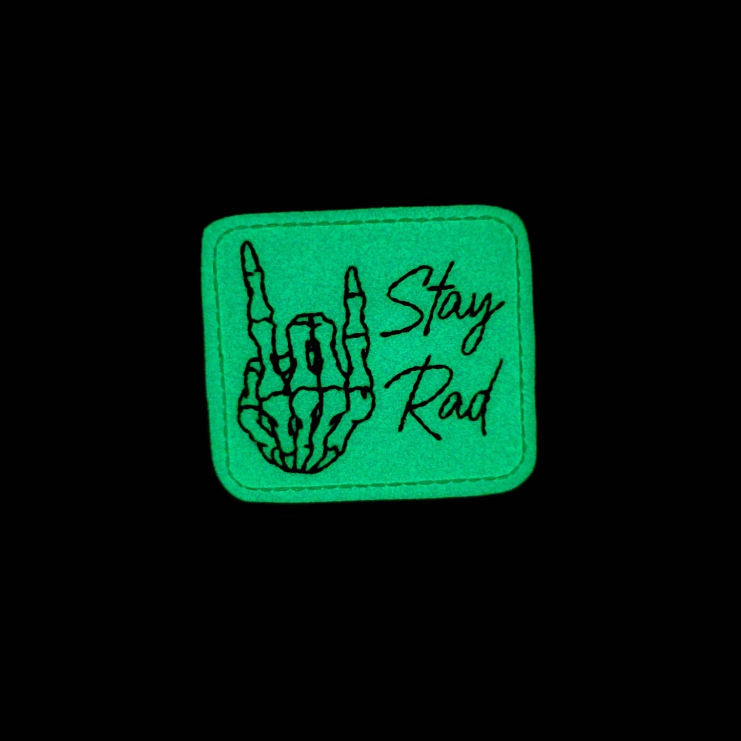 Insignia Stay Rad Pal - Vinilo que brilla en la oscuridad: negro / clip para cinturón